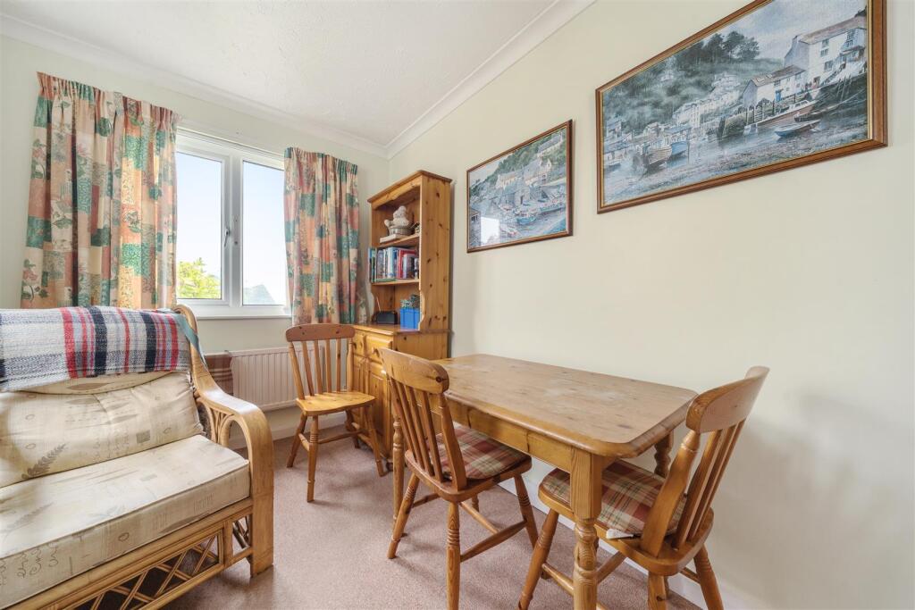 Crescent Gdns Dining.jpg