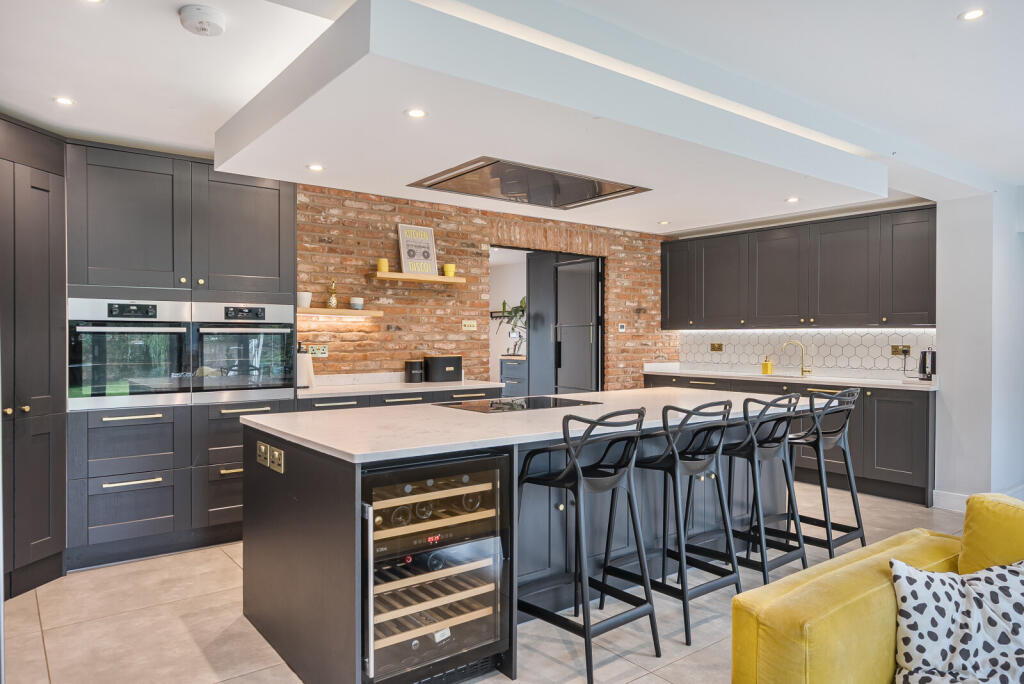 1365825-8-68ef6ec...