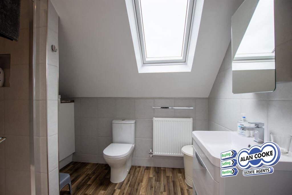 EN-SUITE SHOWER ROOM