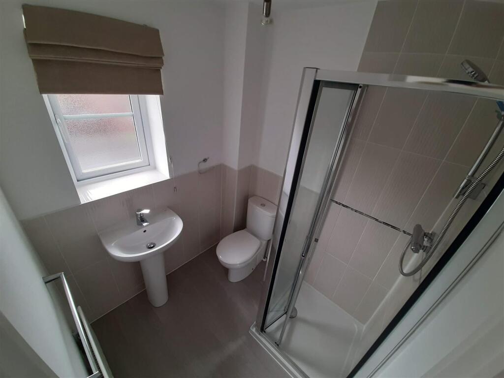 Bedroom 1 en suite.jpg