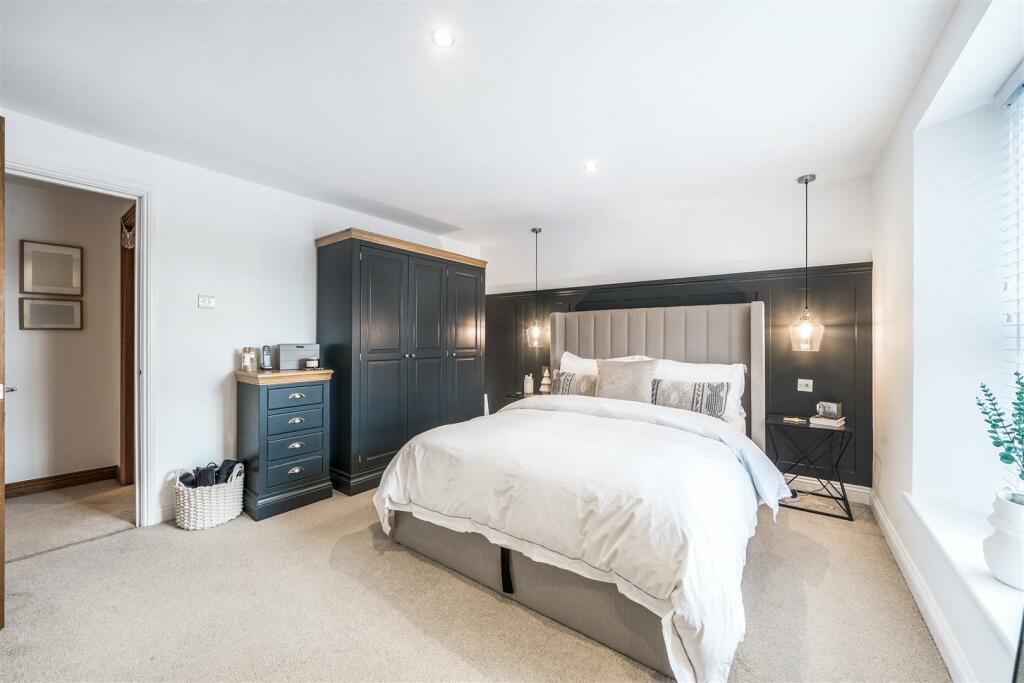 Grove Villa Bed 1.jpg