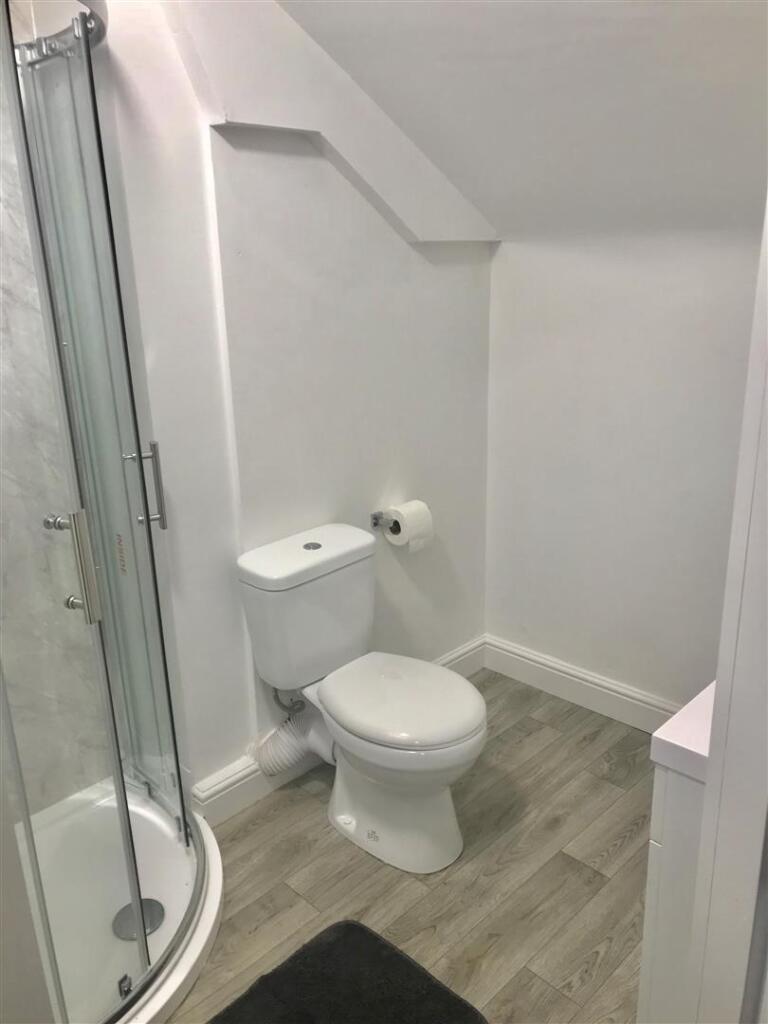 Room 4 Ensuite (2).jpg