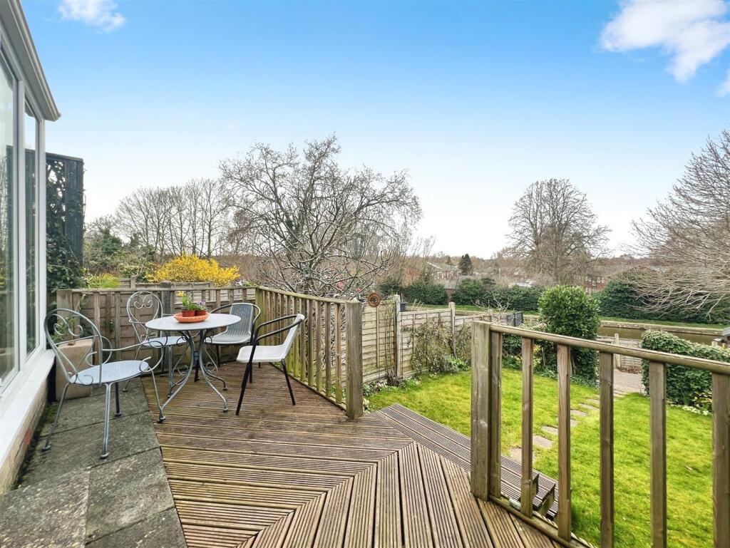 b5272367-garden 20deck.jpg