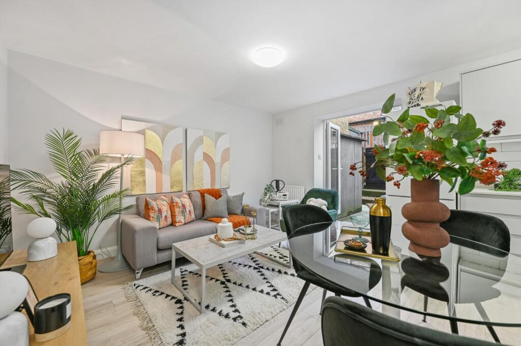 REE - Flat A, 7 Castle Hill Parade - Reception1 (1