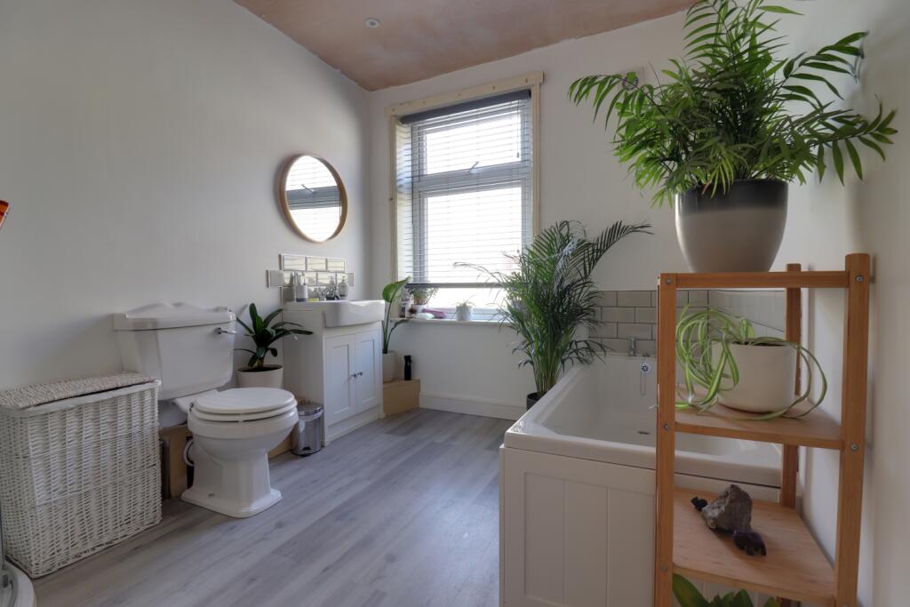 Family bathroom 1