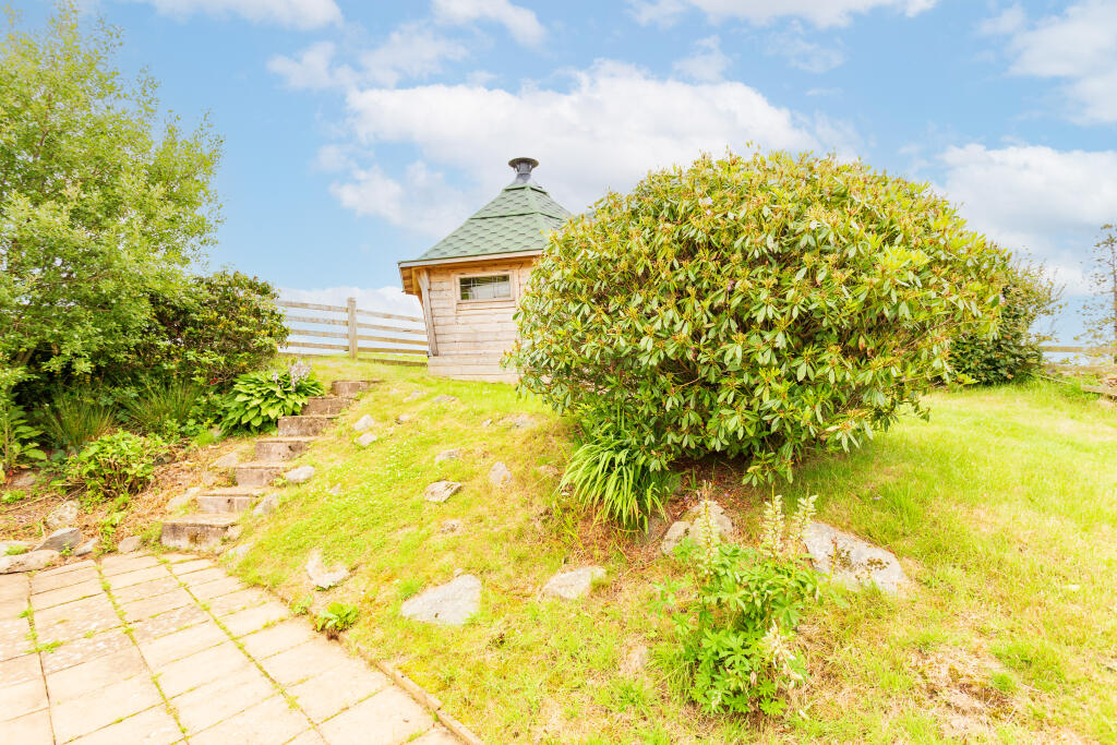Rear Garden &amp; Shepherd's Hut