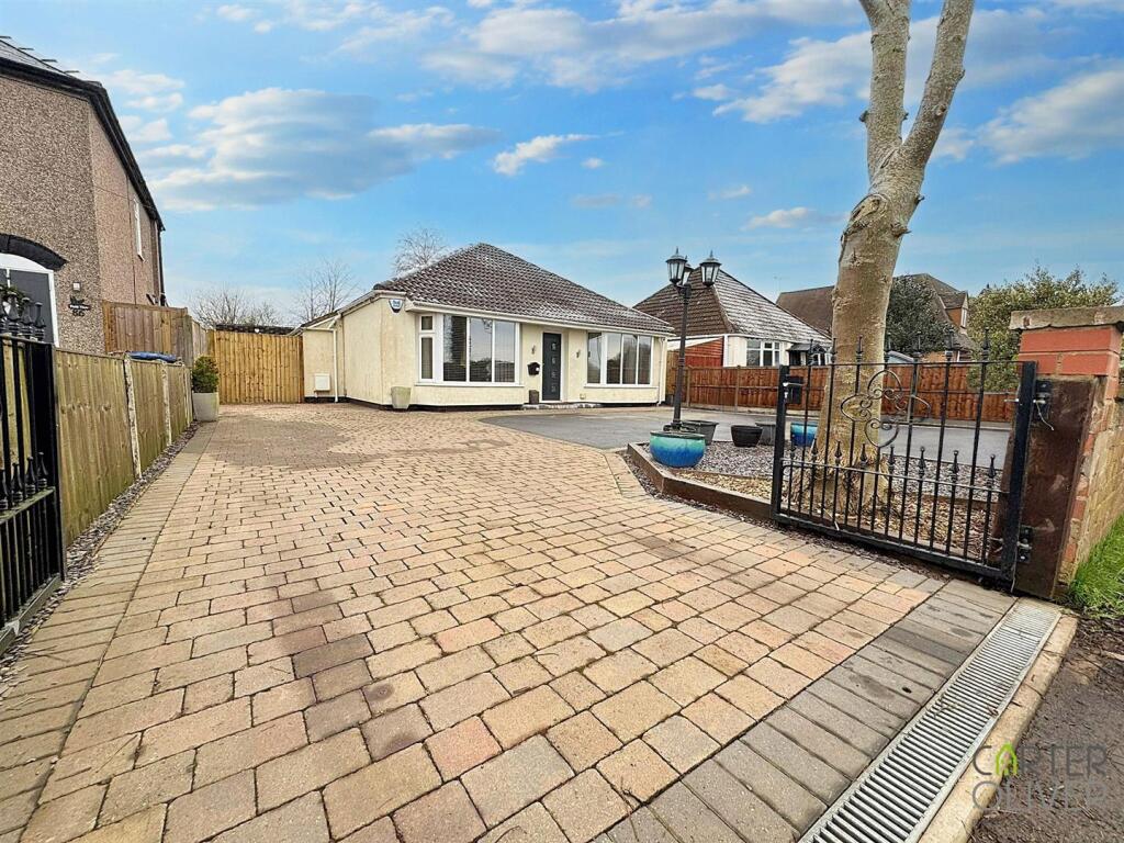 FRONT ASPECT/DRIVEWAY