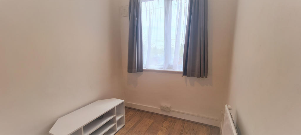 FRONT SMALL BEDROOM