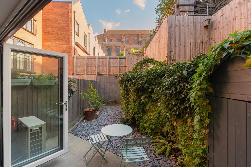 1B4RTN - External E.jpg