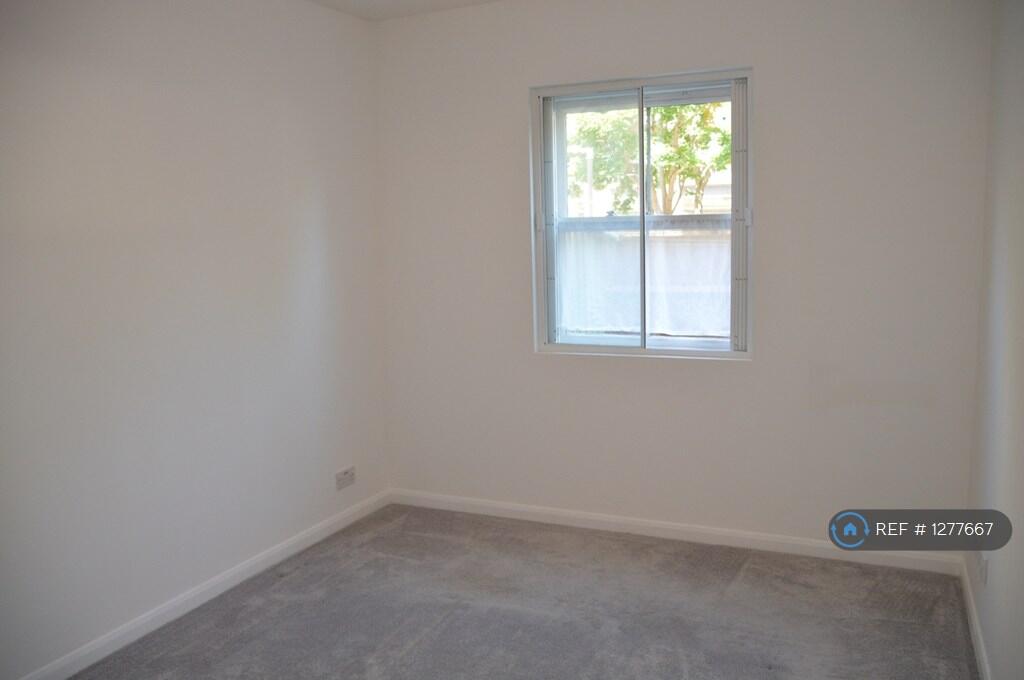 Master Bedroom (Outwards)