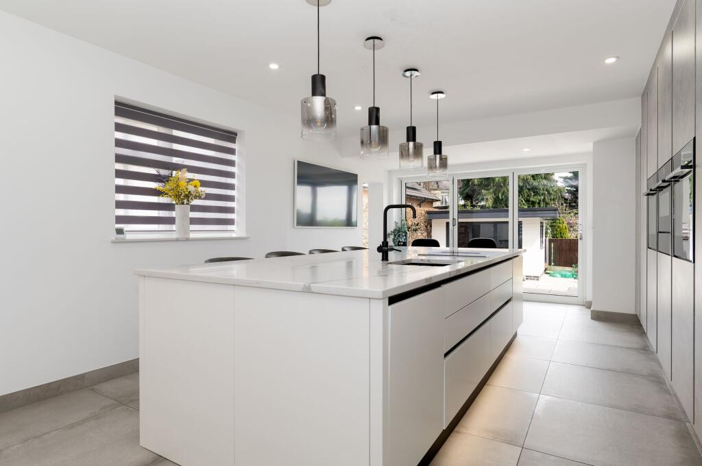 OPEN PLAN KITCHEN AND DINING ROOM