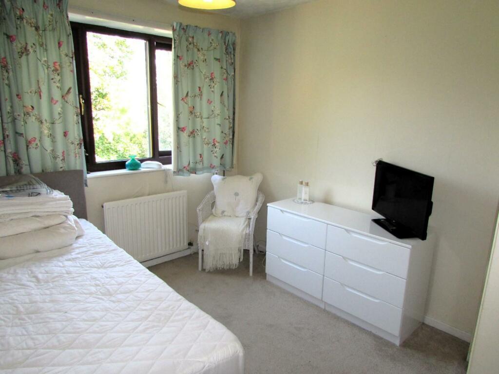 CourtDv9bed2.JPG