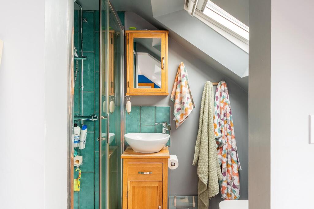 8D6RWH - Ensuite B.jpg