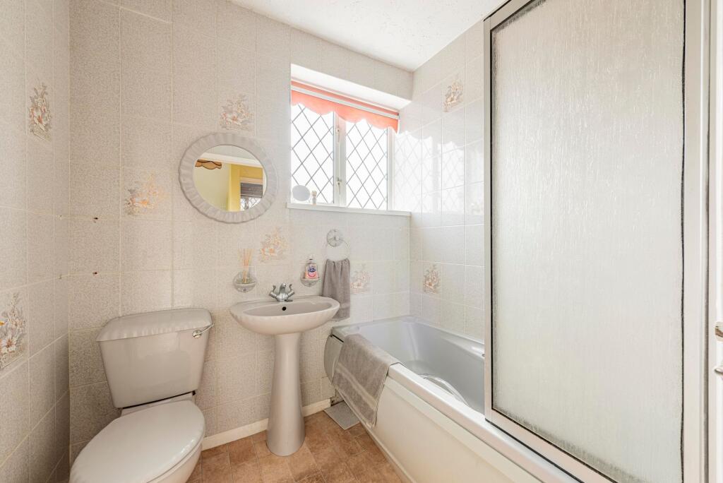 Bathroom W.C (1)