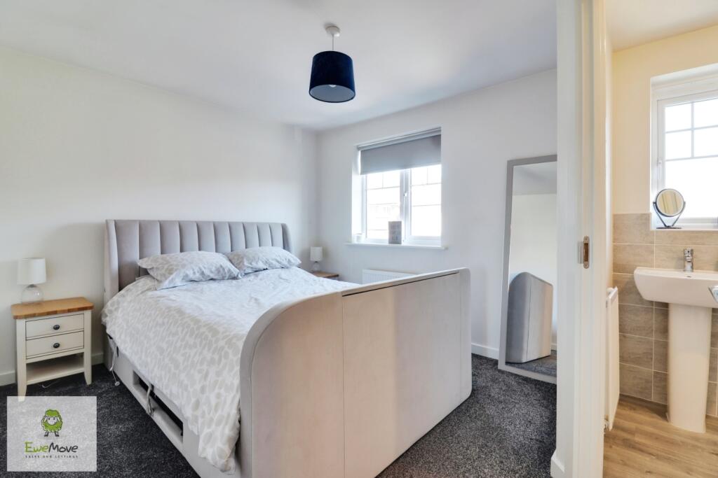 Master ensuite - EweMove Cannock