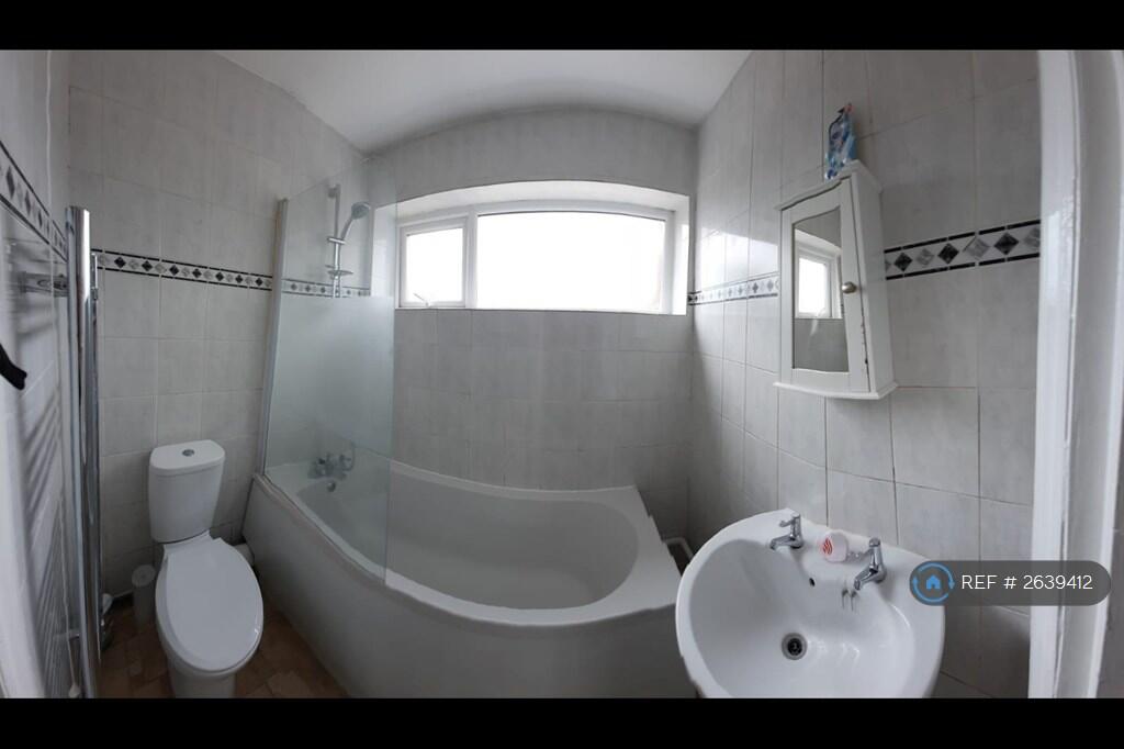 Family Bathroom Downstairs