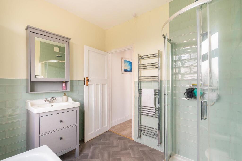 1H0V8HE - Bathroom A.jpg