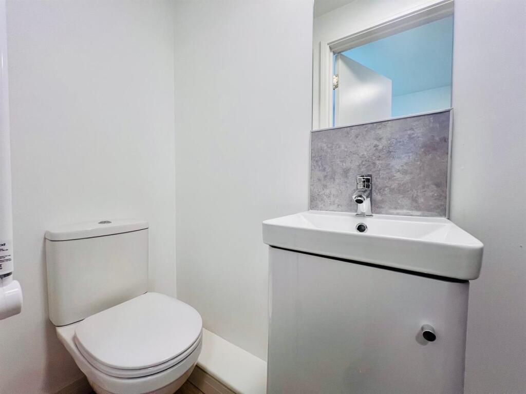 Room 4 ensuite .jpeg