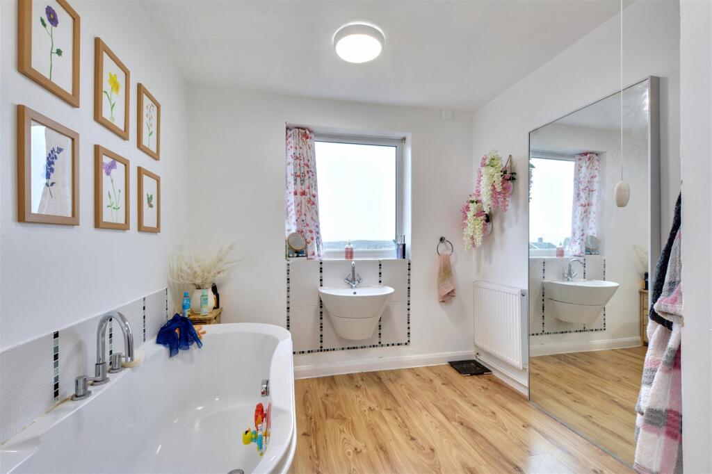 Bathroom_4.jpeg
