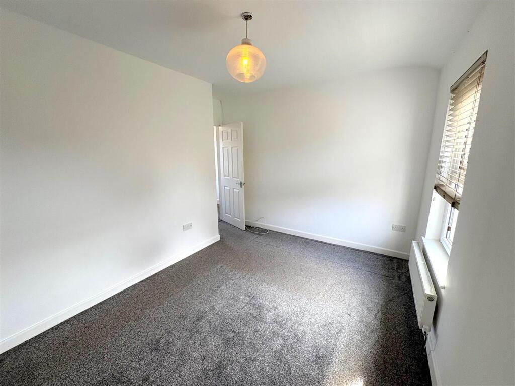 Bedroom 1b.jpg