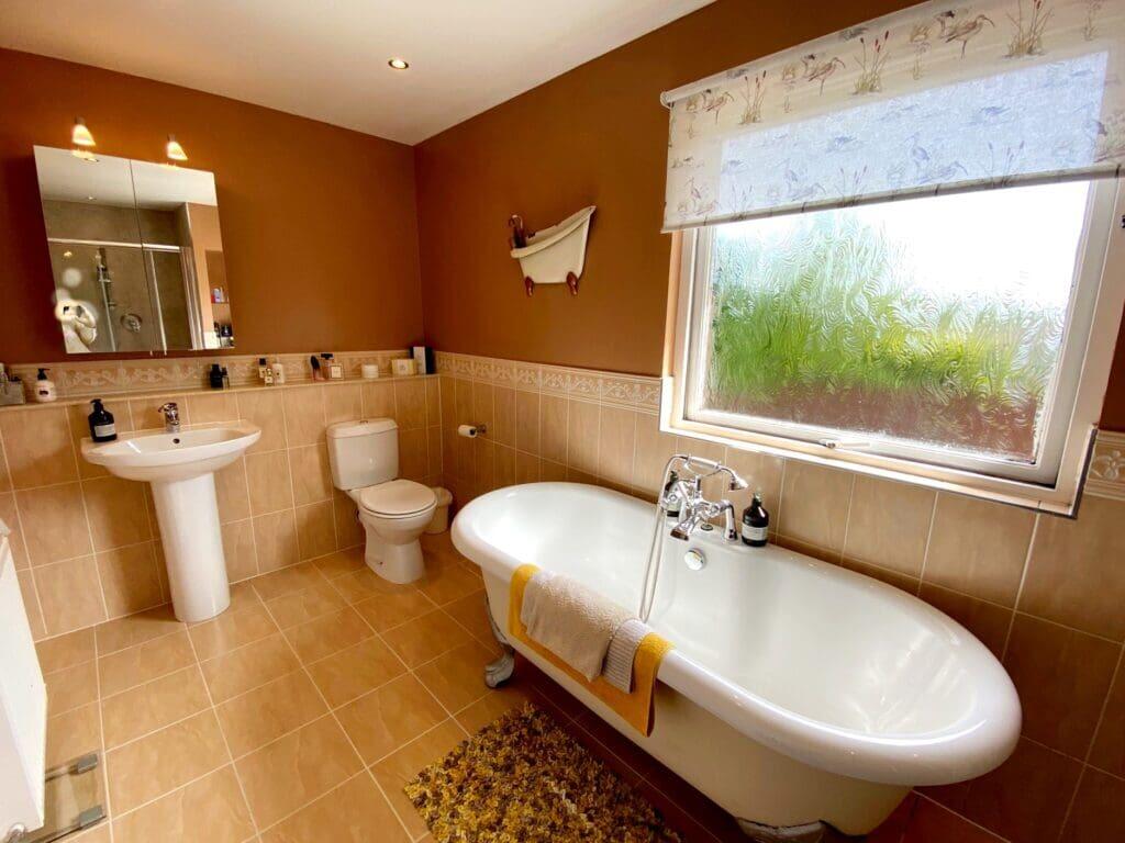EN-SUITE BATHROOM
