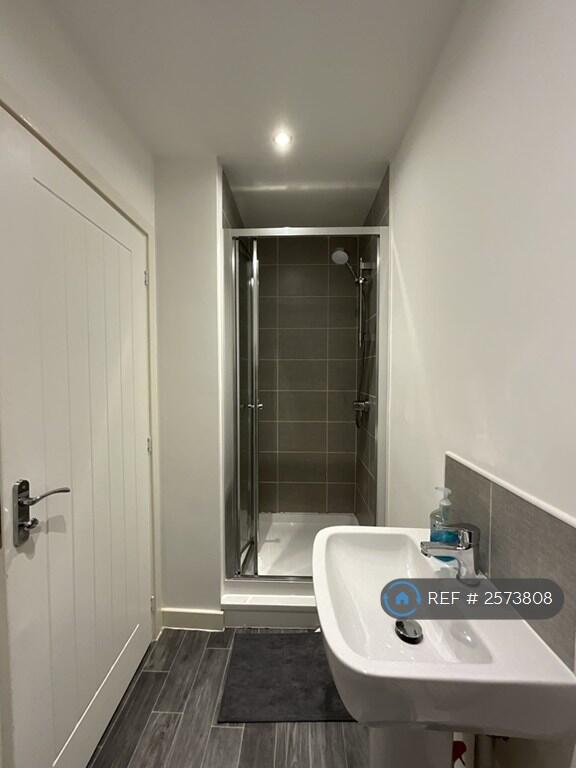 On-Suit Shower/Lavatory 