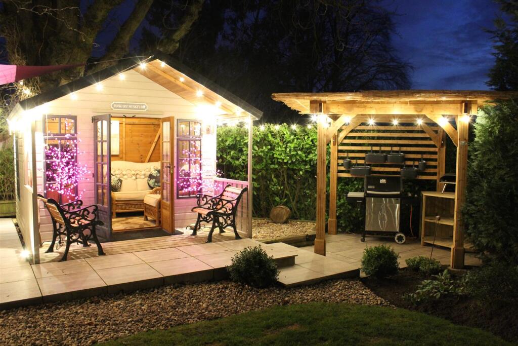 BBQ Area &amp; Summerhouse &amp; Pergola