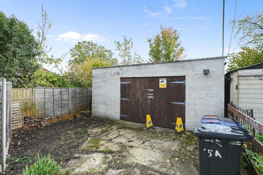 REA - 15A Long Drive - Garden1 (1).jpg