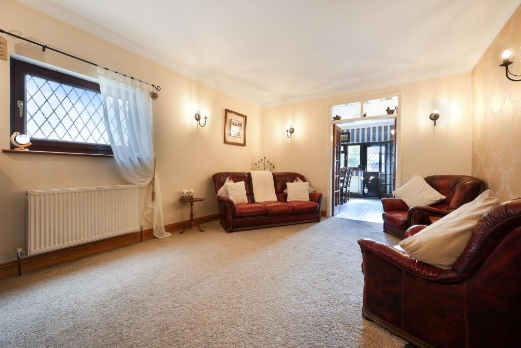 CHESTERFIELD ROAD 36 KT19 9QP (25).jpg