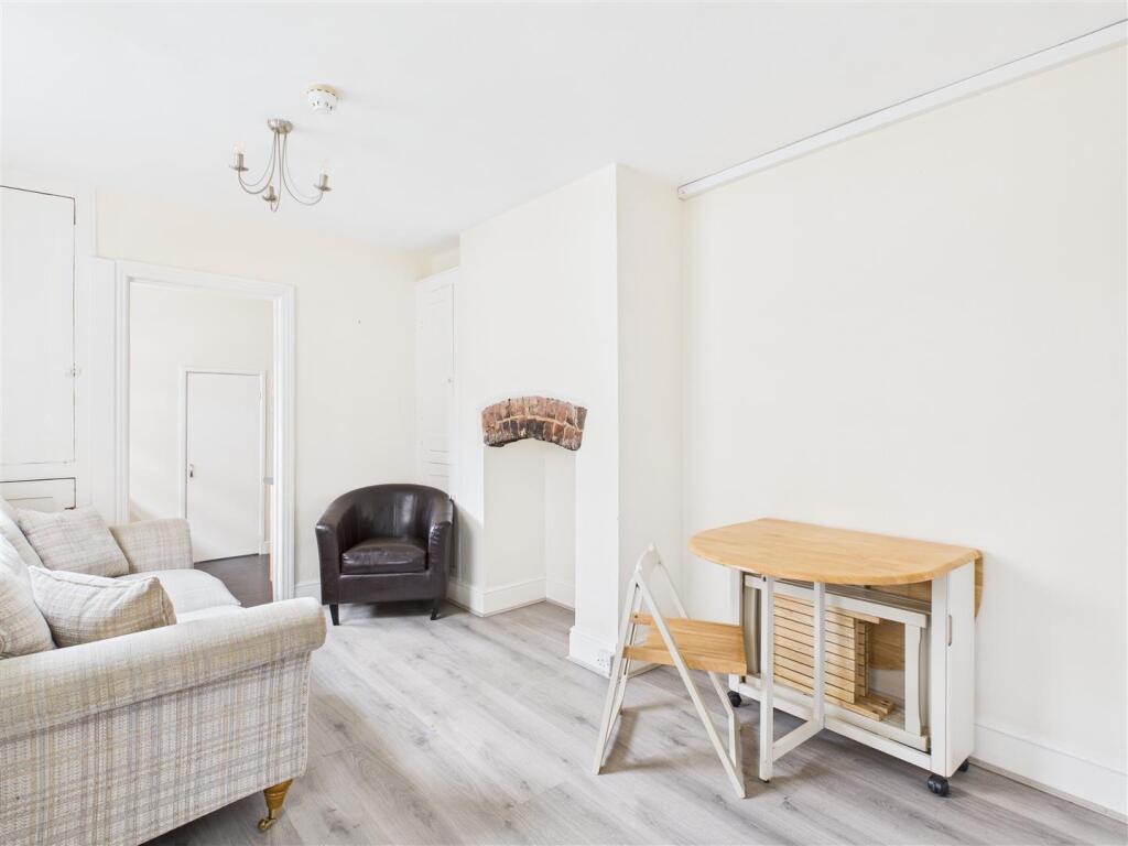 10 St Johns Road - 02.jpg