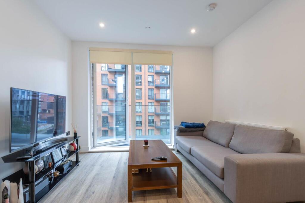 Lounge/Dining Area