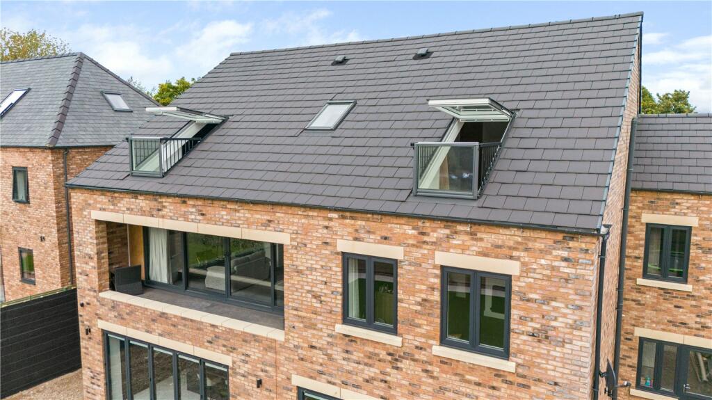 Balcony's To Rear