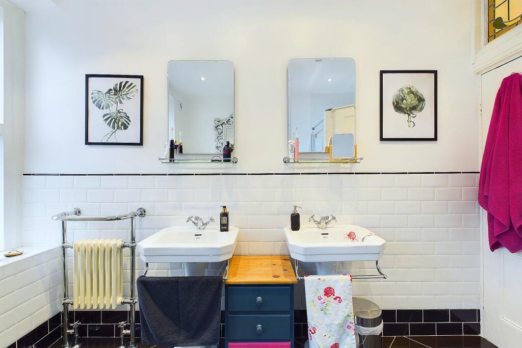 CAM04201G0-PR0052-STILL026