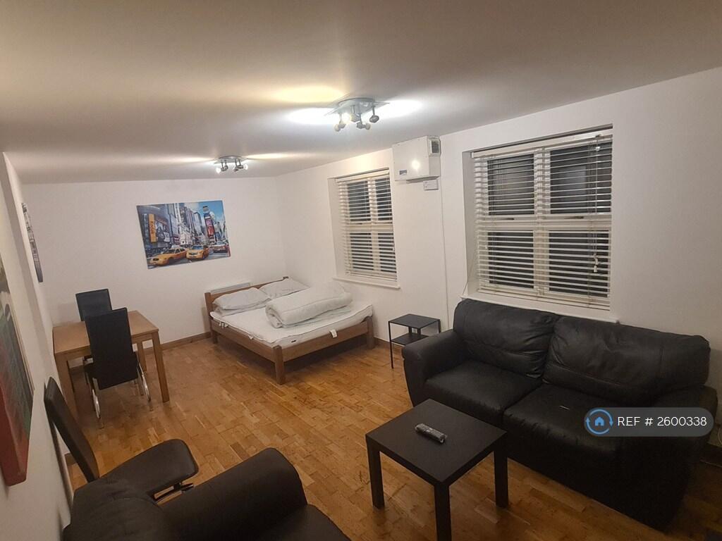 Bedroom 1: Smart Tv, Diner, Sofas (19 Sq-m)