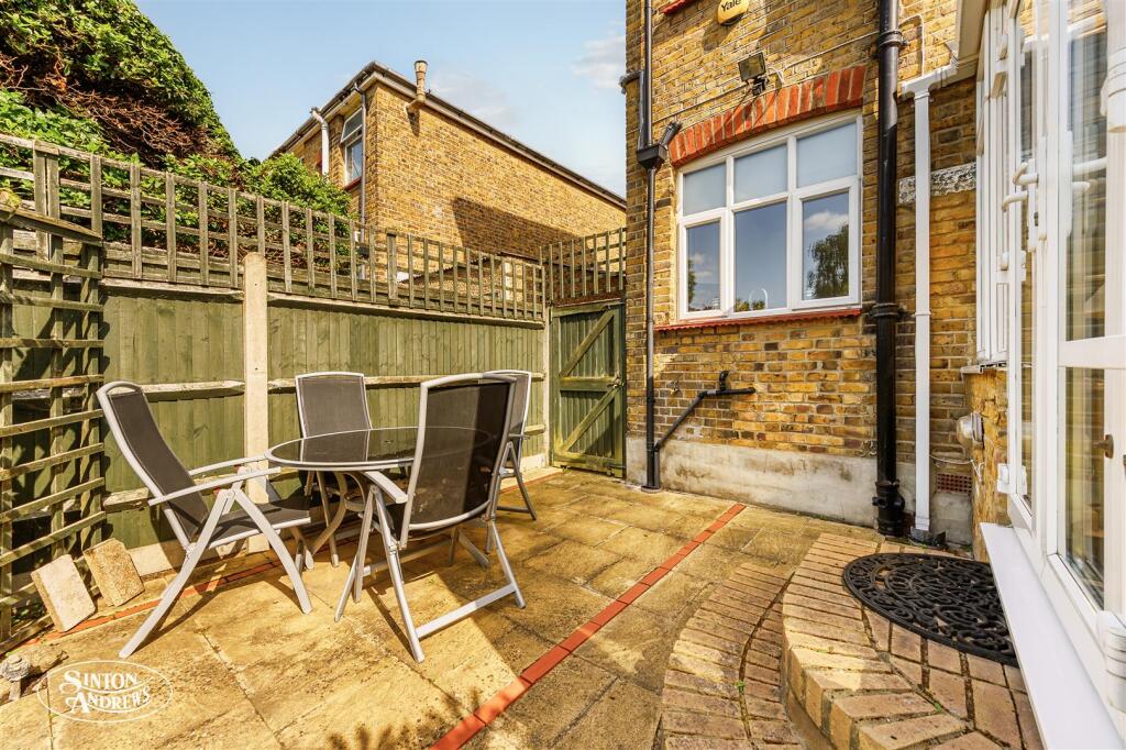 20 Erlesmere Gardens-9.jpg