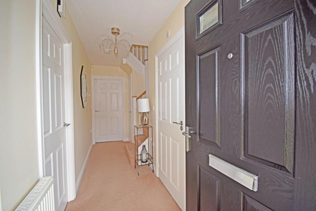 3 Hill Close, hall.jpg