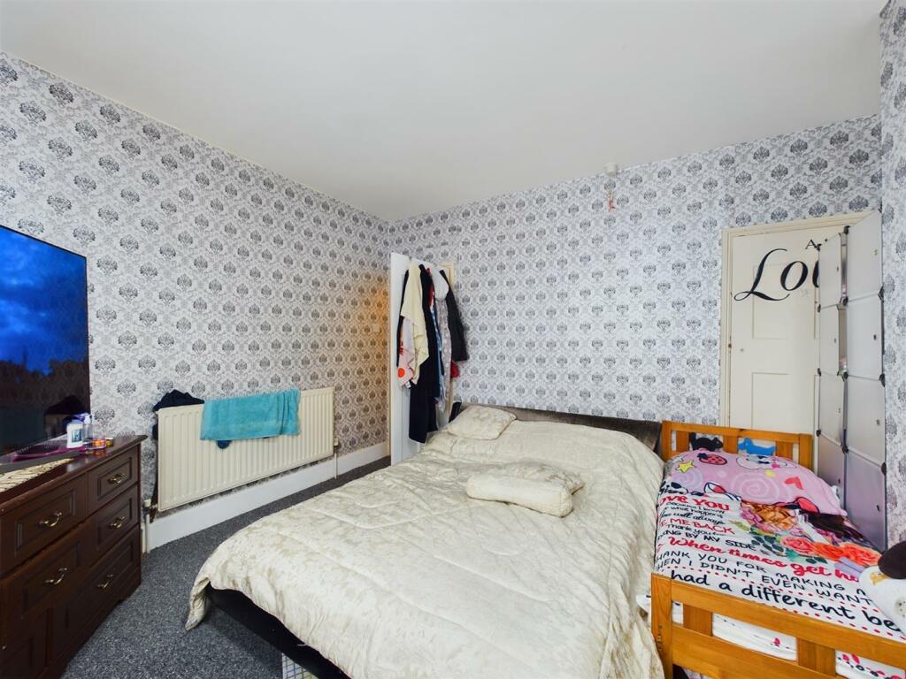 Bedroom 1 (2).jpg