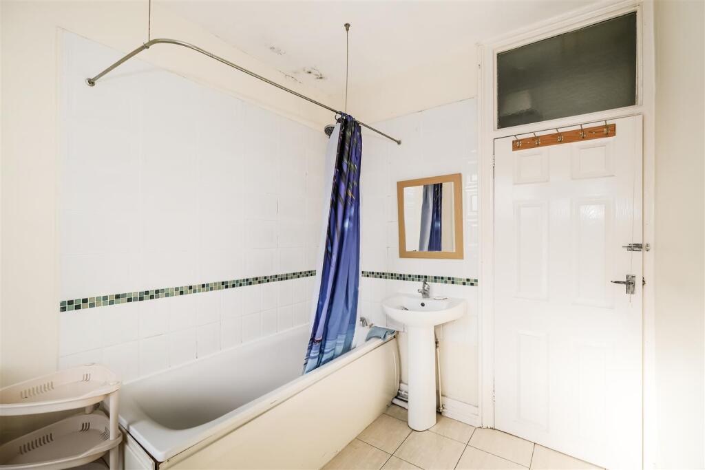 bathroom 1.jpg