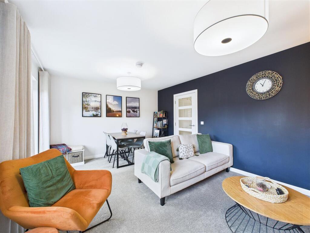 Sitting Room &amp; Dining Area