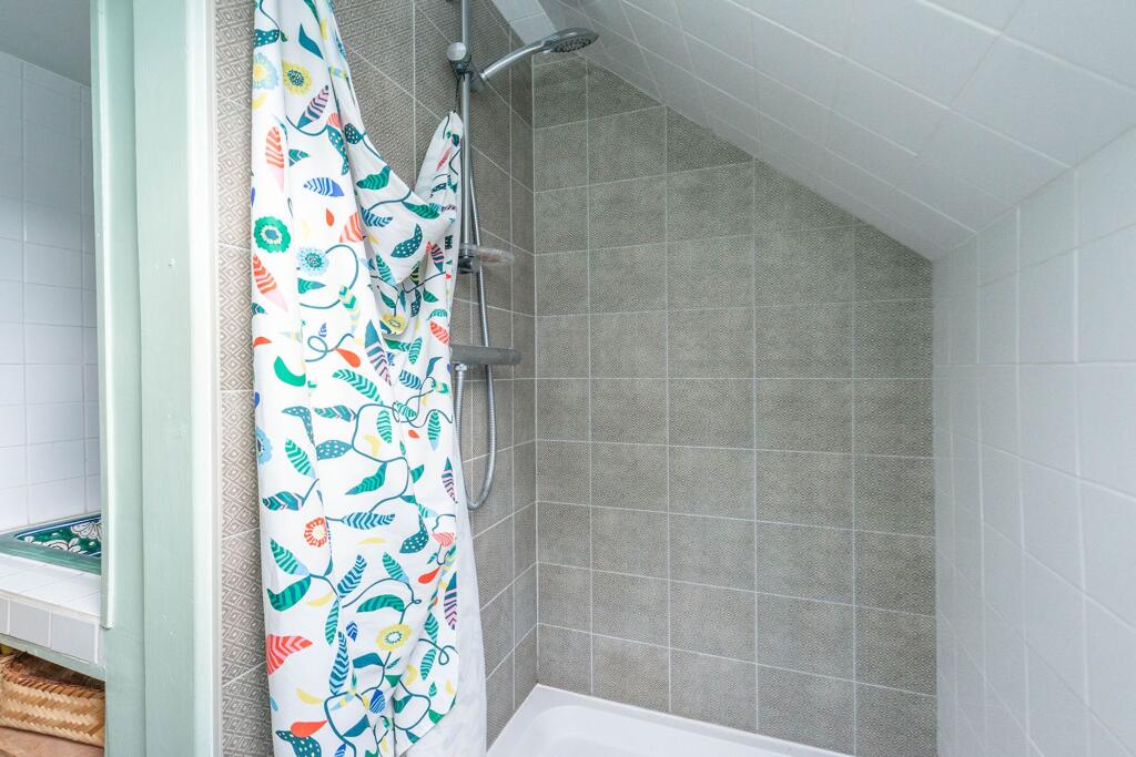 BEDROOMS AND BATHROOMS/UTILITY ROOM