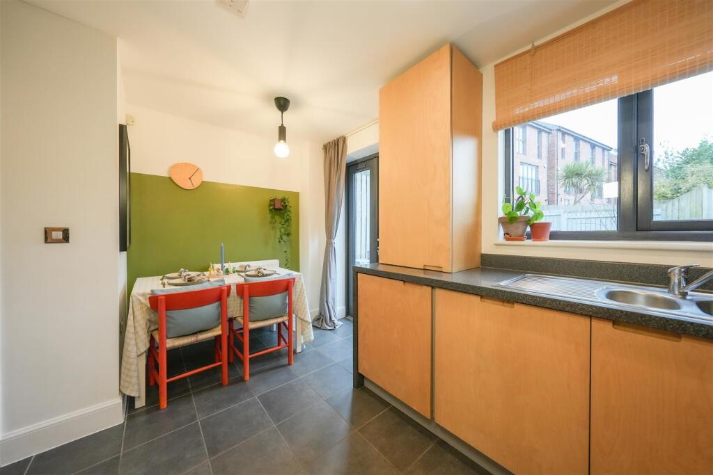 KITCHEN/DINING