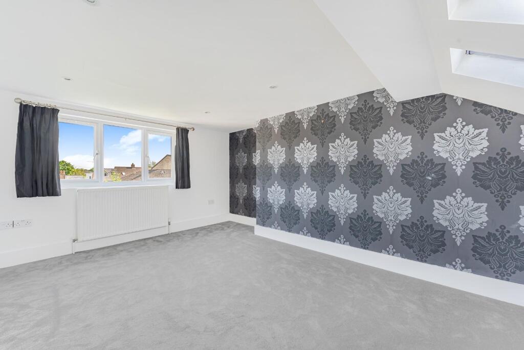 PRINCIPAL BEDROOMi.jpg