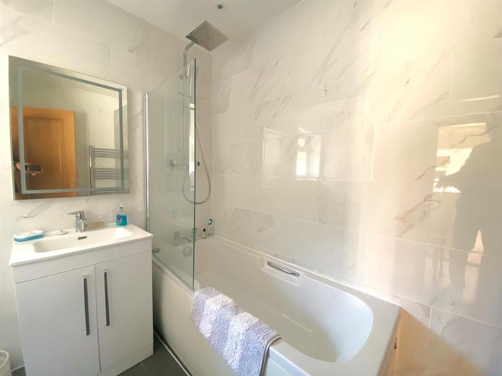 36 Terminus Ave - Bathroom.jpg