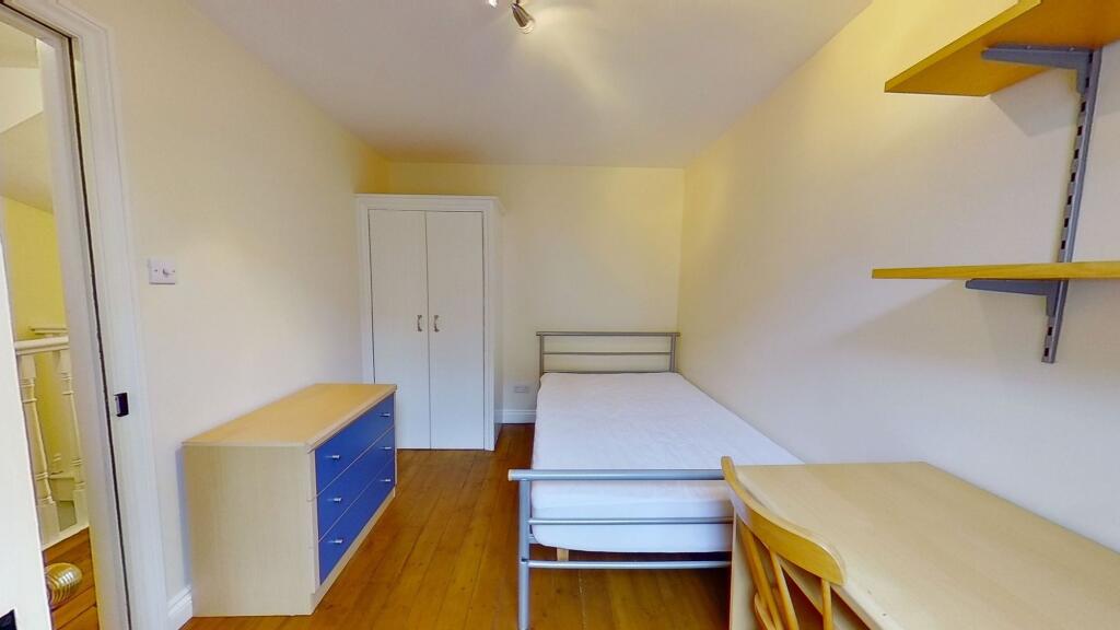 Bright, tidy single bedroom with wooden floors,...