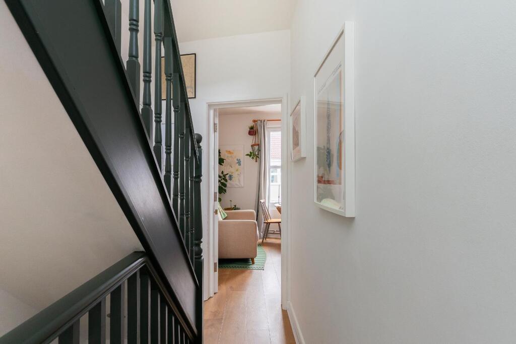 1B7R4BR - Landing A.jpg