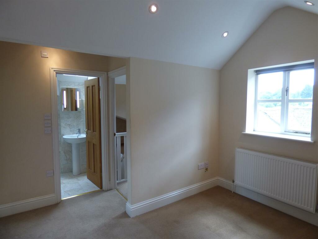 Bedroom 1 (2).JPG