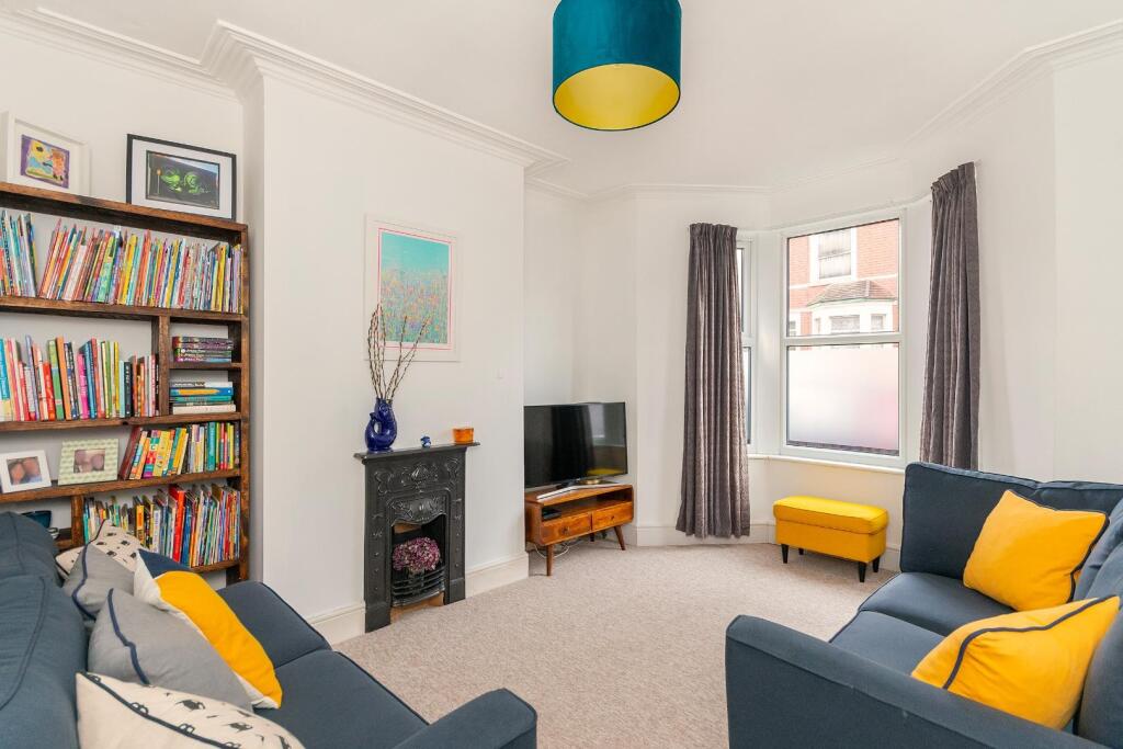 1A1R6BR - Living Room C.jpg