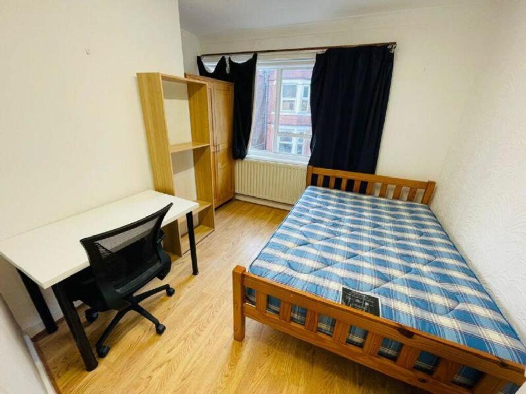 A cozy double bedroom featuring a comfortable b...