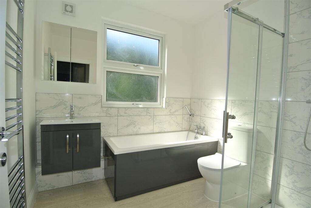 Bathroom b.JPG