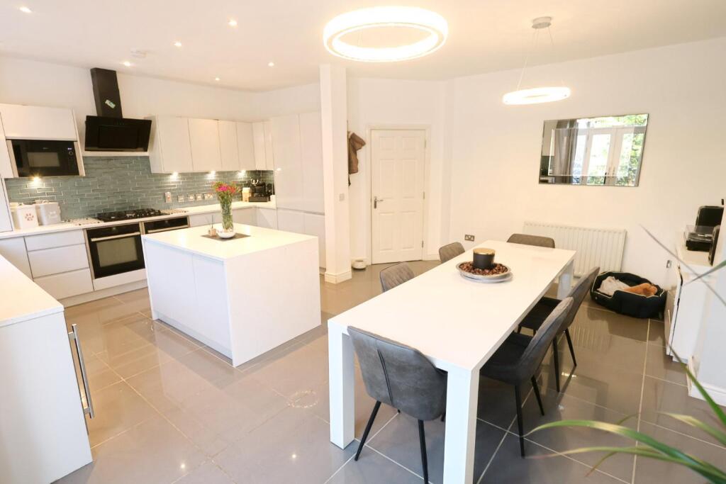 KITCHEN / DINING ROOM